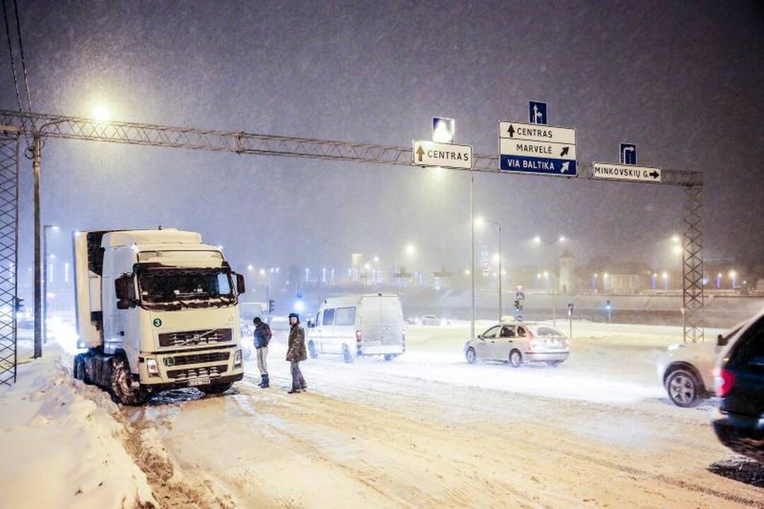 Prie Aleksoto įstrigo vilkikai, mieste pasipylė avarijos, kilo spūstys