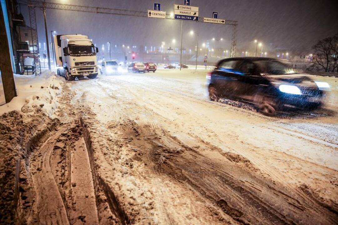 Prie Aleksoto įstrigo vilkikai, mieste pasipylė avarijos, kilo spūstys
