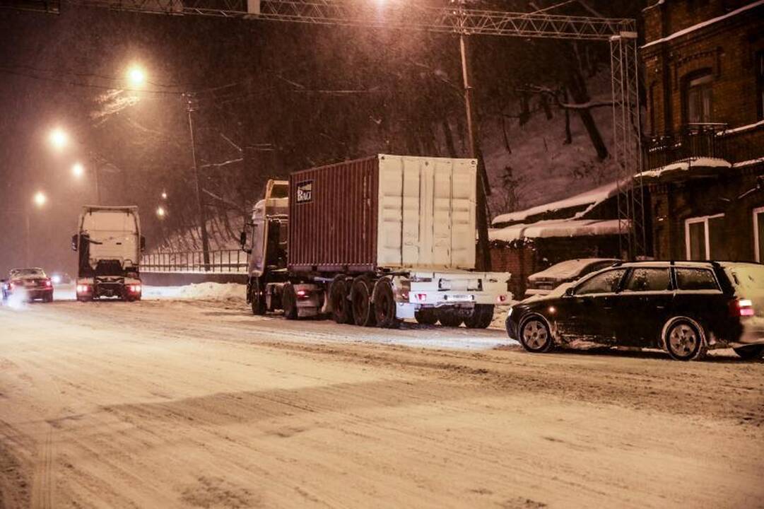 Prie Aleksoto įstrigo vilkikai, mieste pasipylė avarijos, kilo spūstys