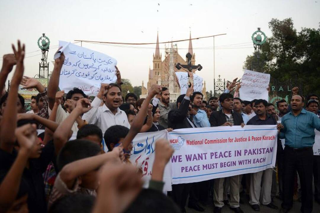 Pakistane įpykę musulmonai sudegino per 100 krikščioniškų namų