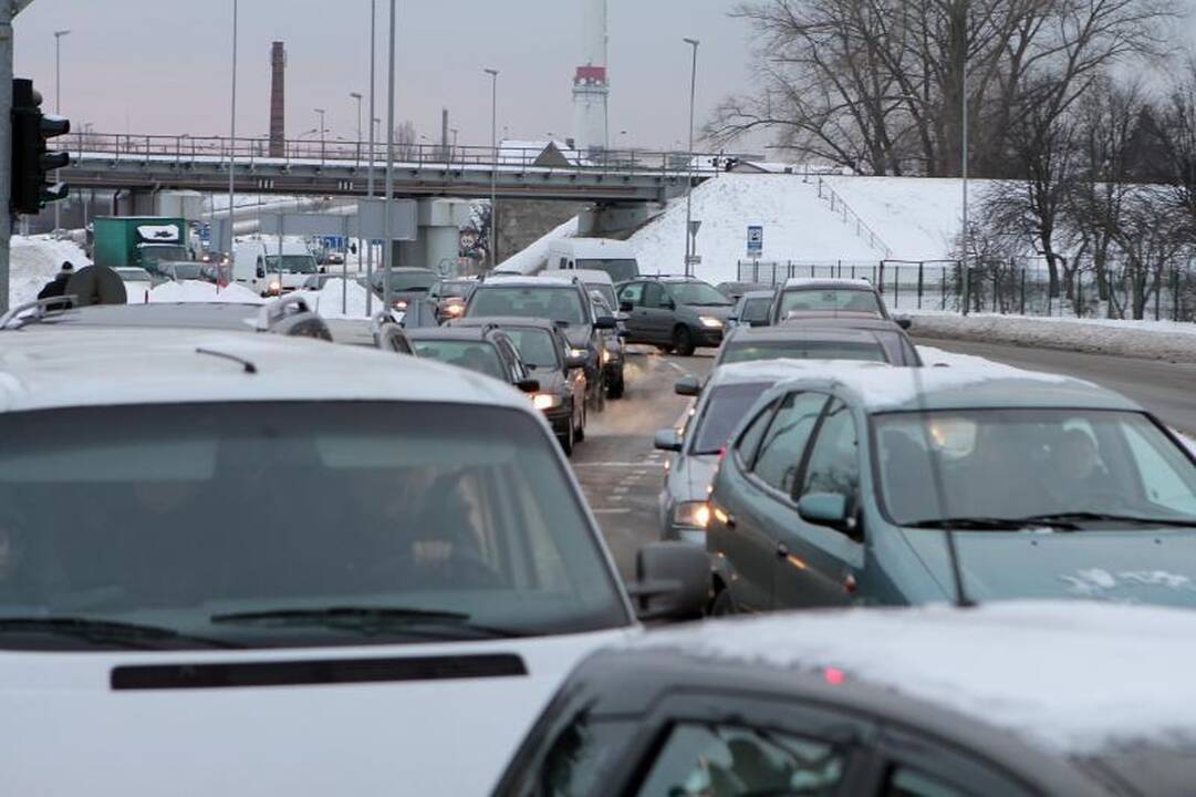 Liepų gatvėje - vandentiekio avarija, apribotas eismas (papildyta)