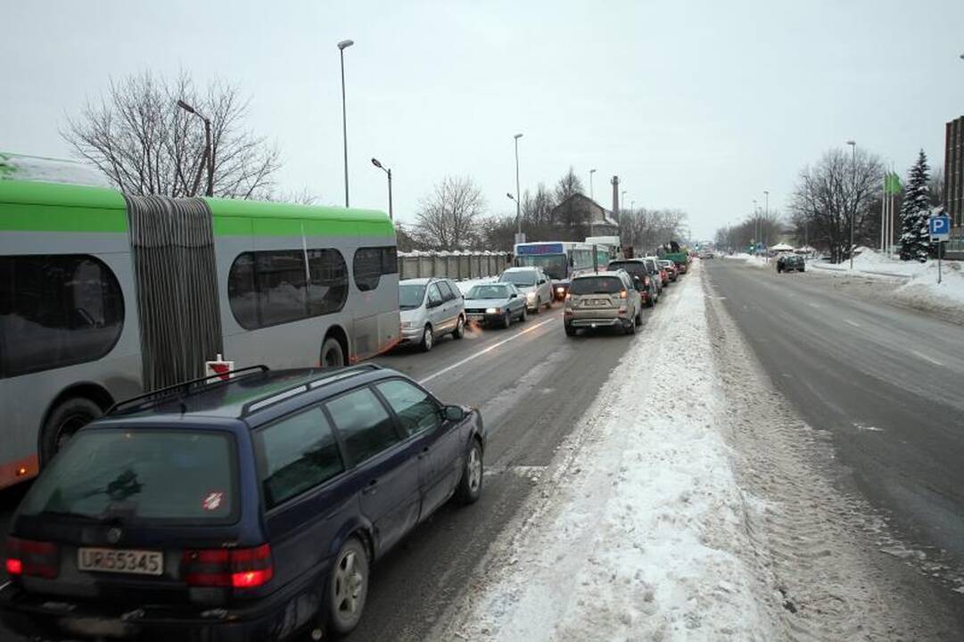 Liepų gatvėje - vandentiekio avarija, apribotas eismas (papildyta)