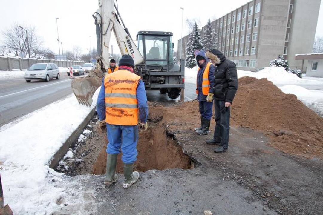 Liepų gatvėje - vandentiekio avarija, apribotas eismas (papildyta)