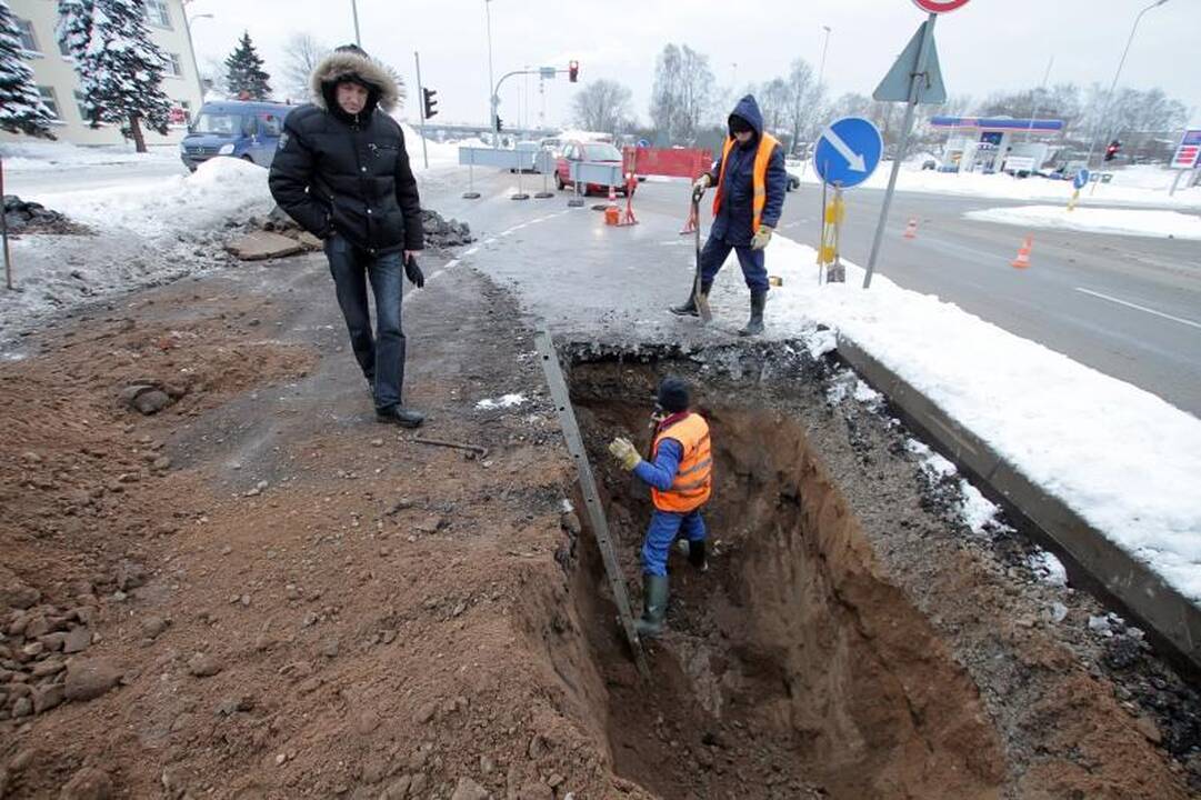 Liepų gatvėje - vandentiekio avarija, apribotas eismas (papildyta)