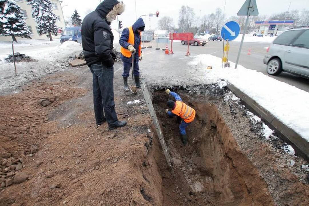 Liepų gatvėje - vandentiekio avarija, apribotas eismas (papildyta)