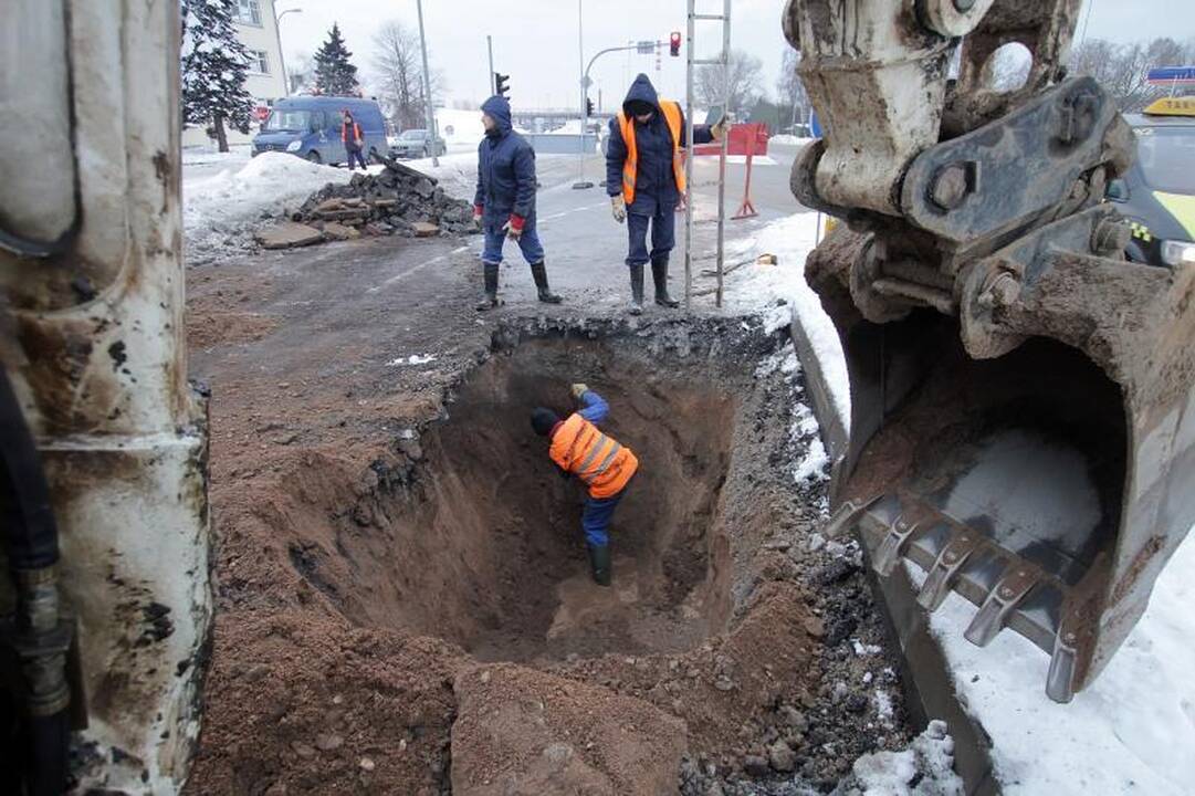 Liepų gatvėje - vandentiekio avarija, apribotas eismas (papildyta)