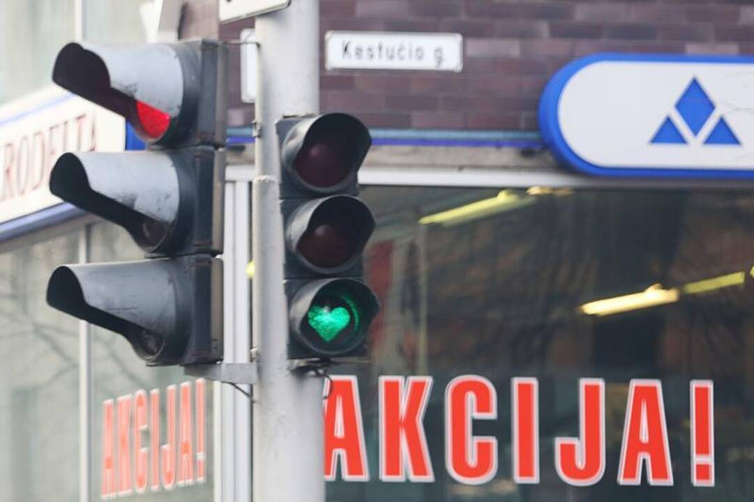 Romantiškas pokštas – širdelėmis apklijuoti Kauno šviesoforai