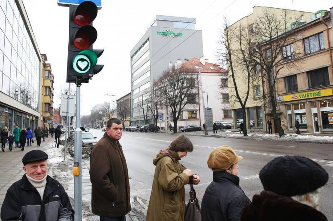Romantiškas pokštas – širdelėmis apklijuoti Kauno šviesoforai