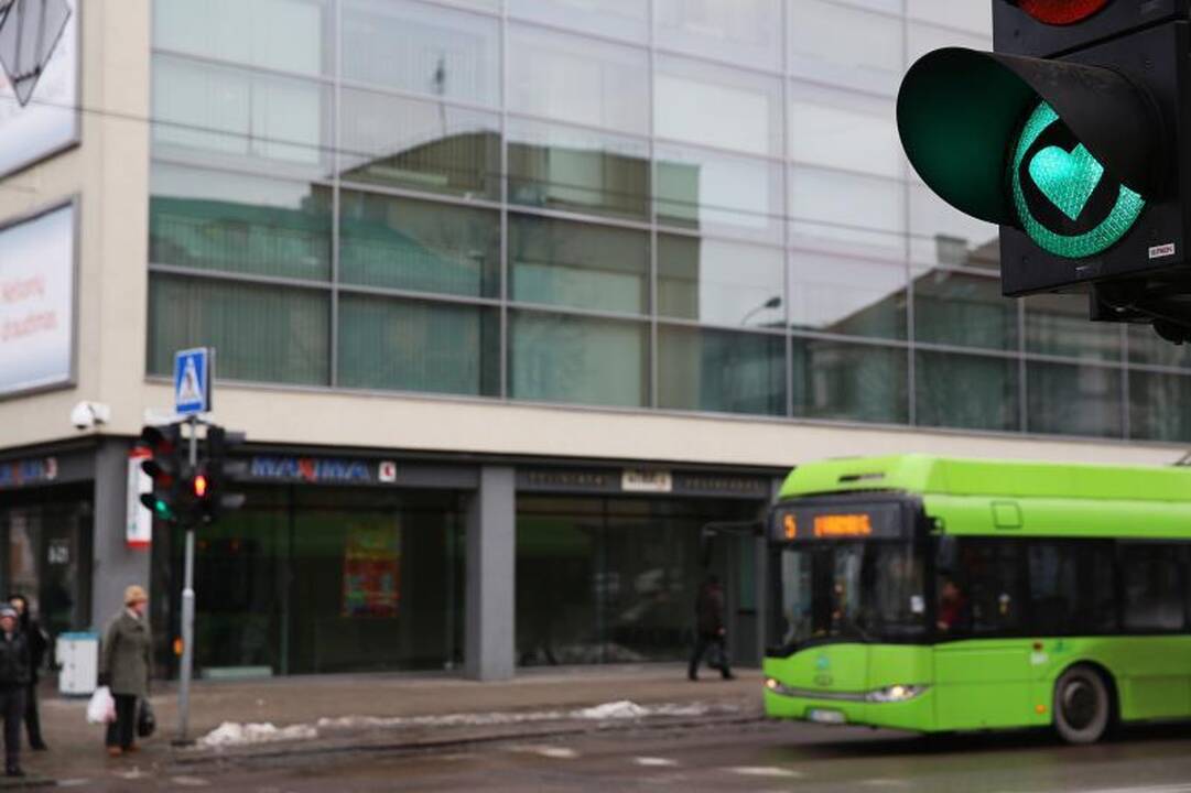 Romantiškas pokštas – širdelėmis apklijuoti Kauno šviesoforai