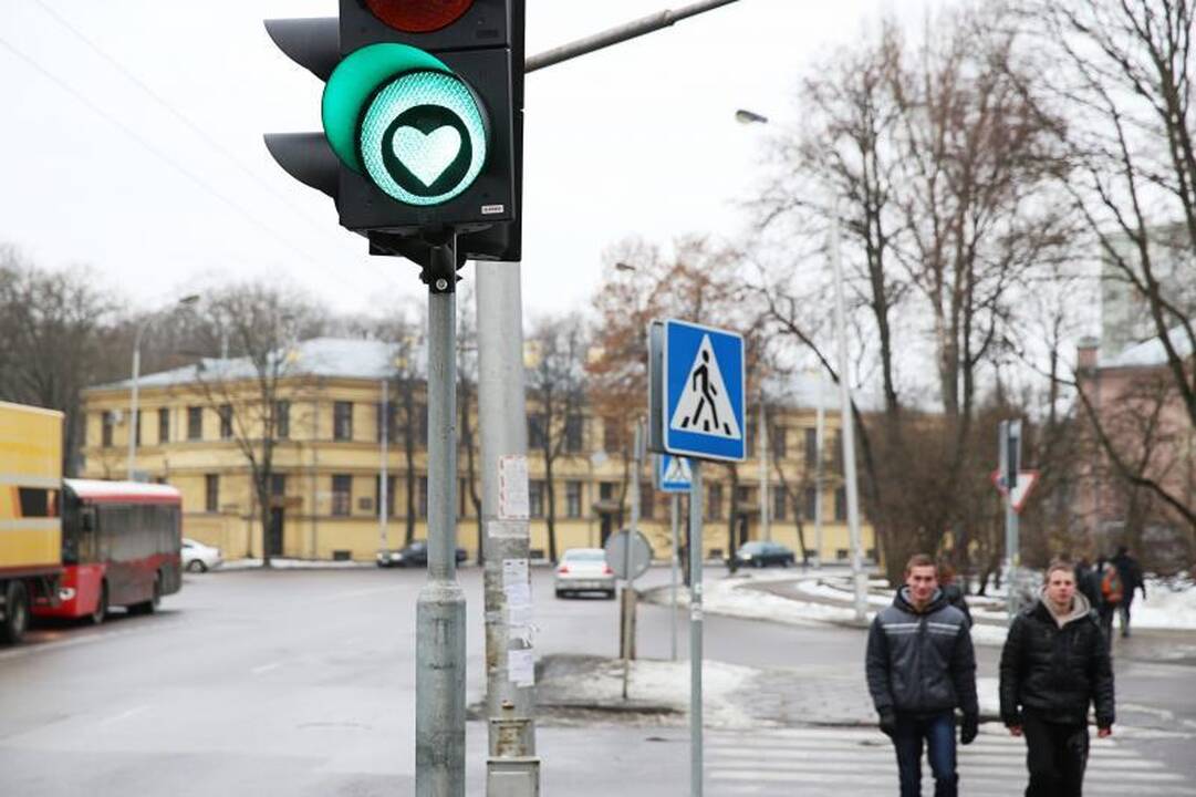 Romantiškas pokštas – širdelėmis apklijuoti Kauno šviesoforai