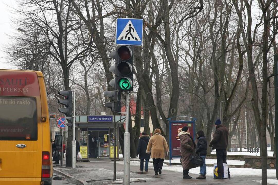 Romantiškas pokštas – širdelėmis apklijuoti Kauno šviesoforai