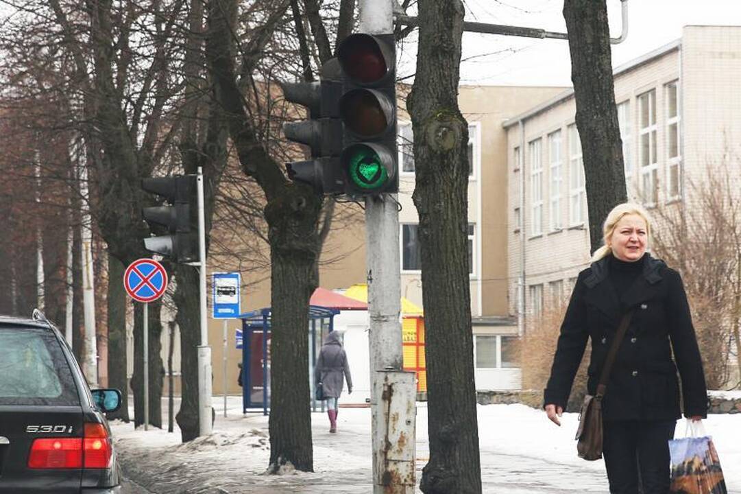 Romantiškas pokštas – širdelėmis apklijuoti Kauno šviesoforai