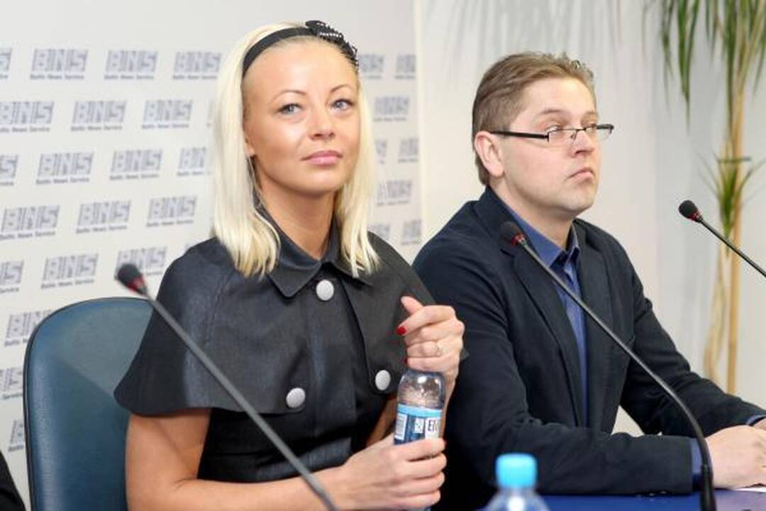 Seriale save vaidinsianti dainininkė Mia žada atskleisti, kas nori ją nužudyti