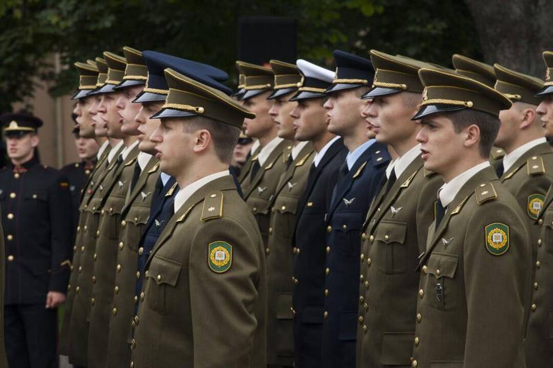 Prezidentė LKA absolventams suteikė karinį laipsnį