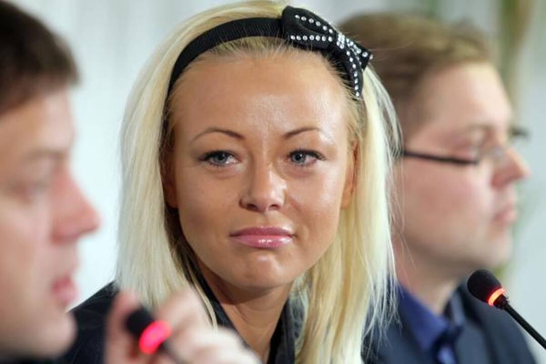 Seriale save vaidinsianti dainininkė Mia žada atskleisti, kas nori ją nužudyti