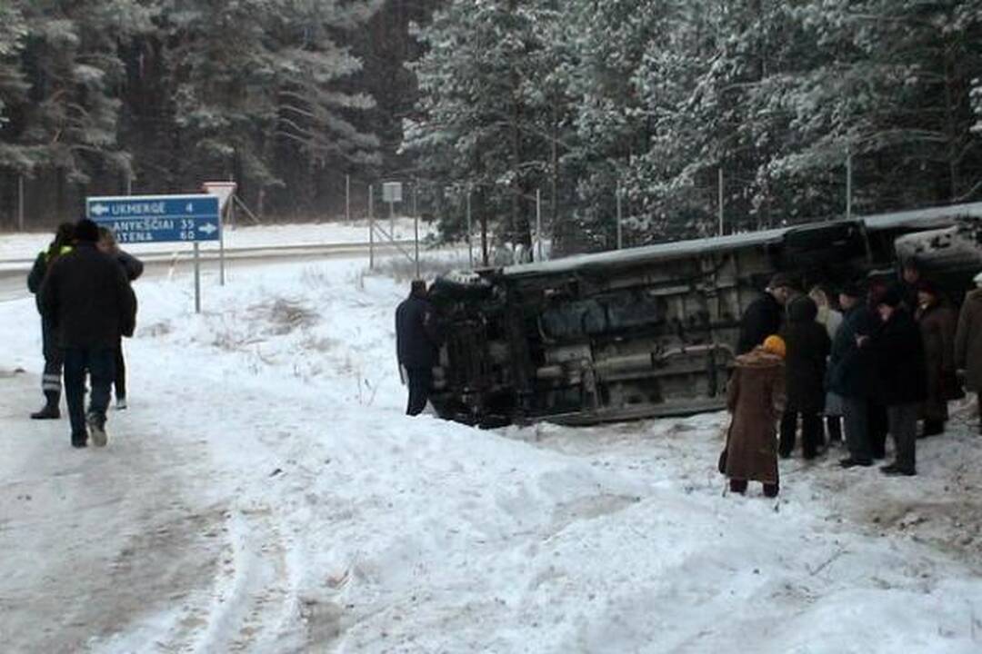Ukmergės rajone apvirto sostinės ansamblį vežęs mikroautobusas, 1 žmogus žuvo