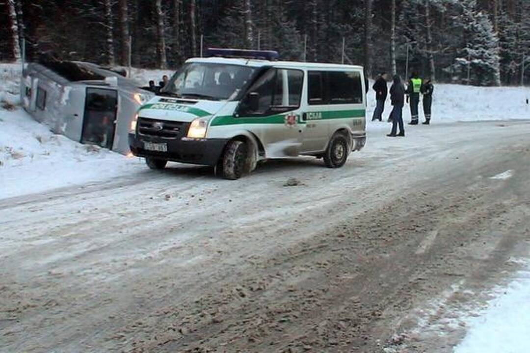Ukmergės rajone apvirto sostinės ansamblį vežęs mikroautobusas, 1 žmogus žuvo