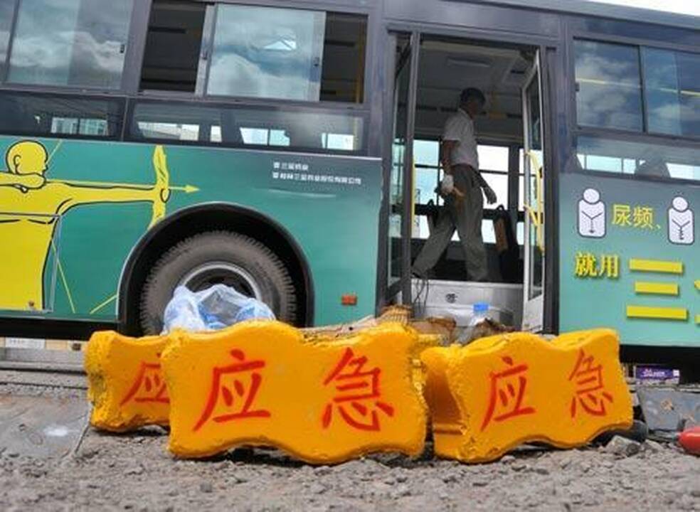 Kinijos autobusuose – „avarinės“ plytos 