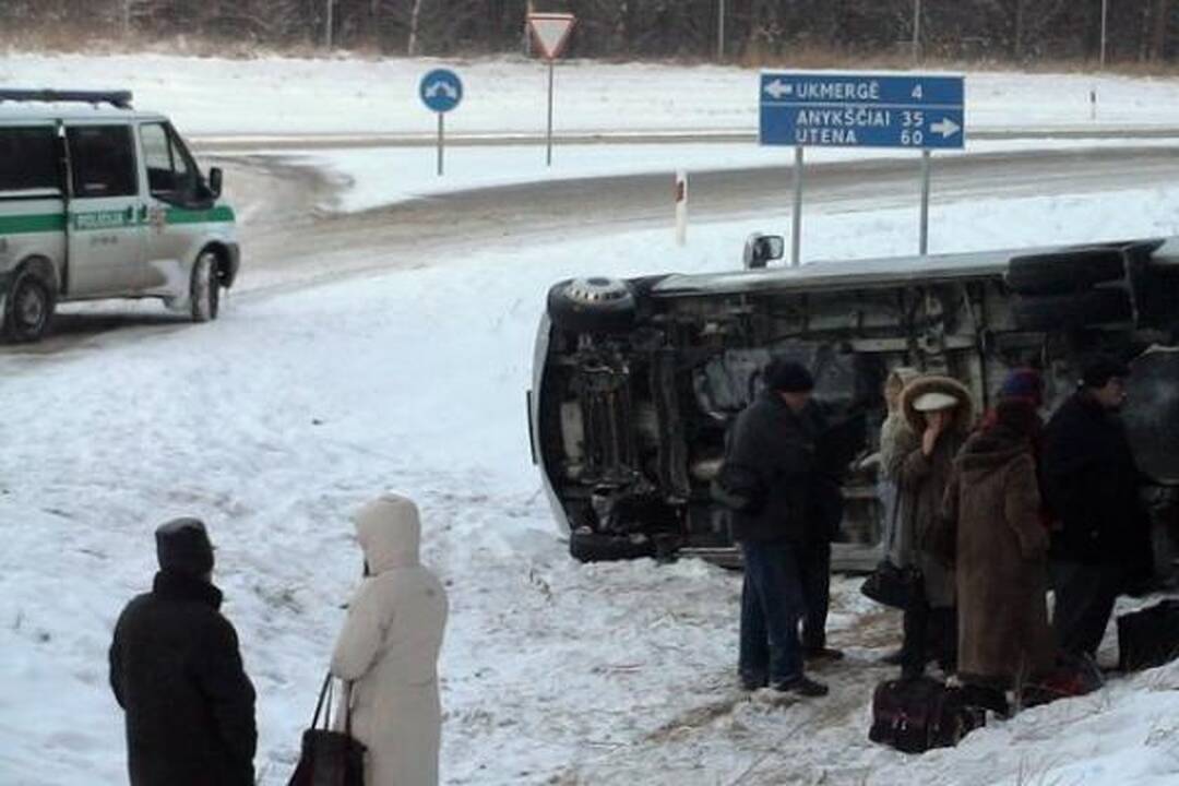 Ukmergės rajone apvirto sostinės ansamblį vežęs mikroautobusas, 1 žmogus žuvo
