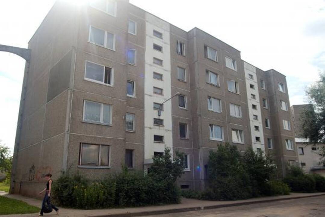 Prie apšvietimo lempos prirakintas dviratis ieško šeimininko
