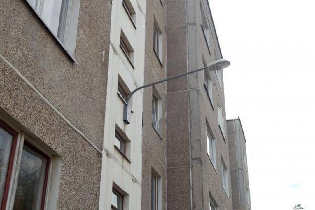 Prie apšvietimo lempos prirakintas dviratis ieško šeimininko