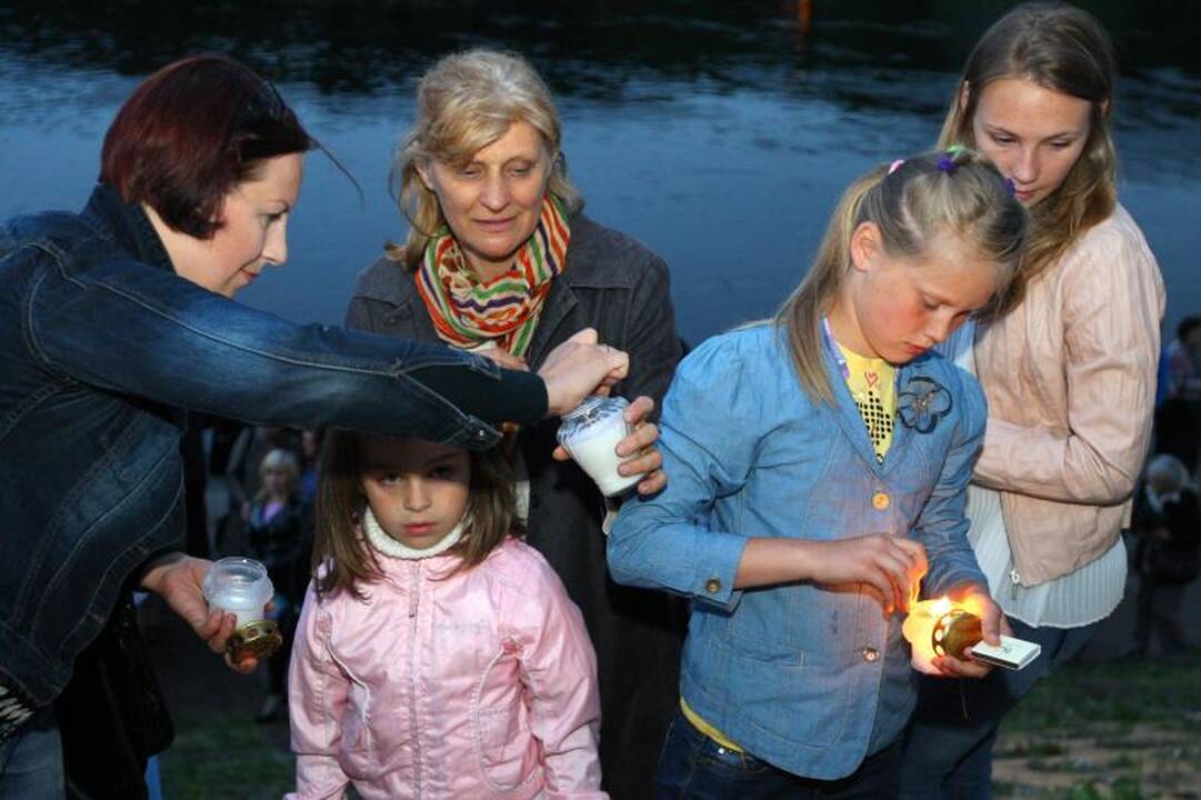 Nemuno krantinėje sužibo „Tiesos“ žvakutės