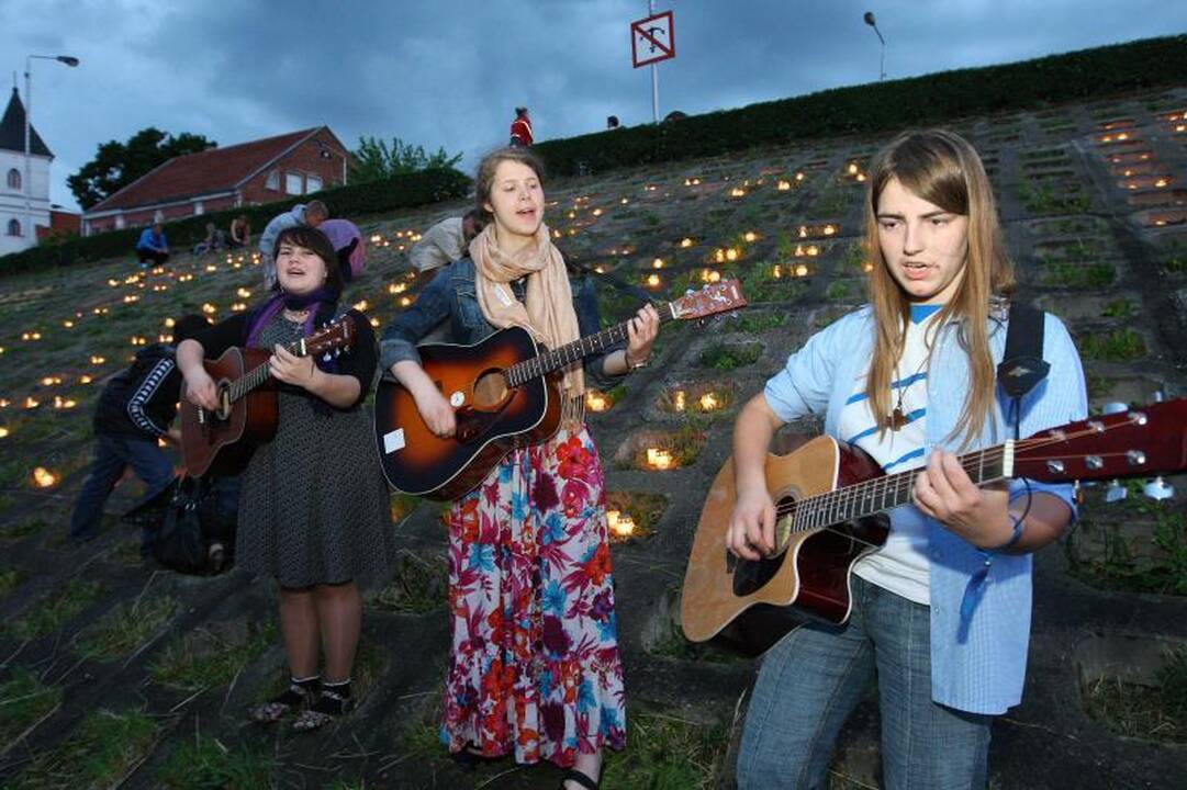 Nemuno krantinėje sužibo „Tiesos“ žvakutės