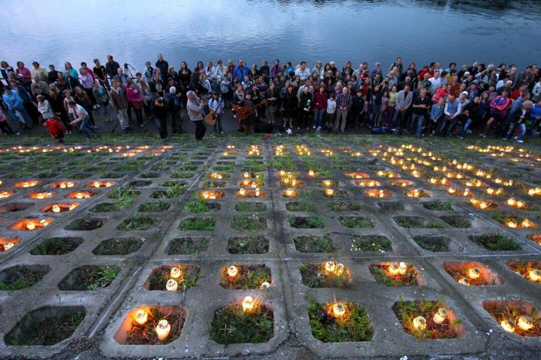 Nemuno krantinėje sužibo „Tiesos“ žvakutės