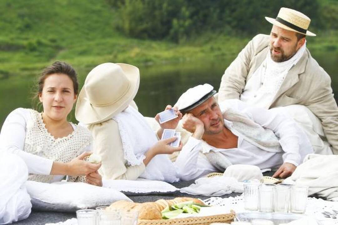 Naująjį sezoną Keistuolių teatras pristatė vasarodamas prie Neries upės