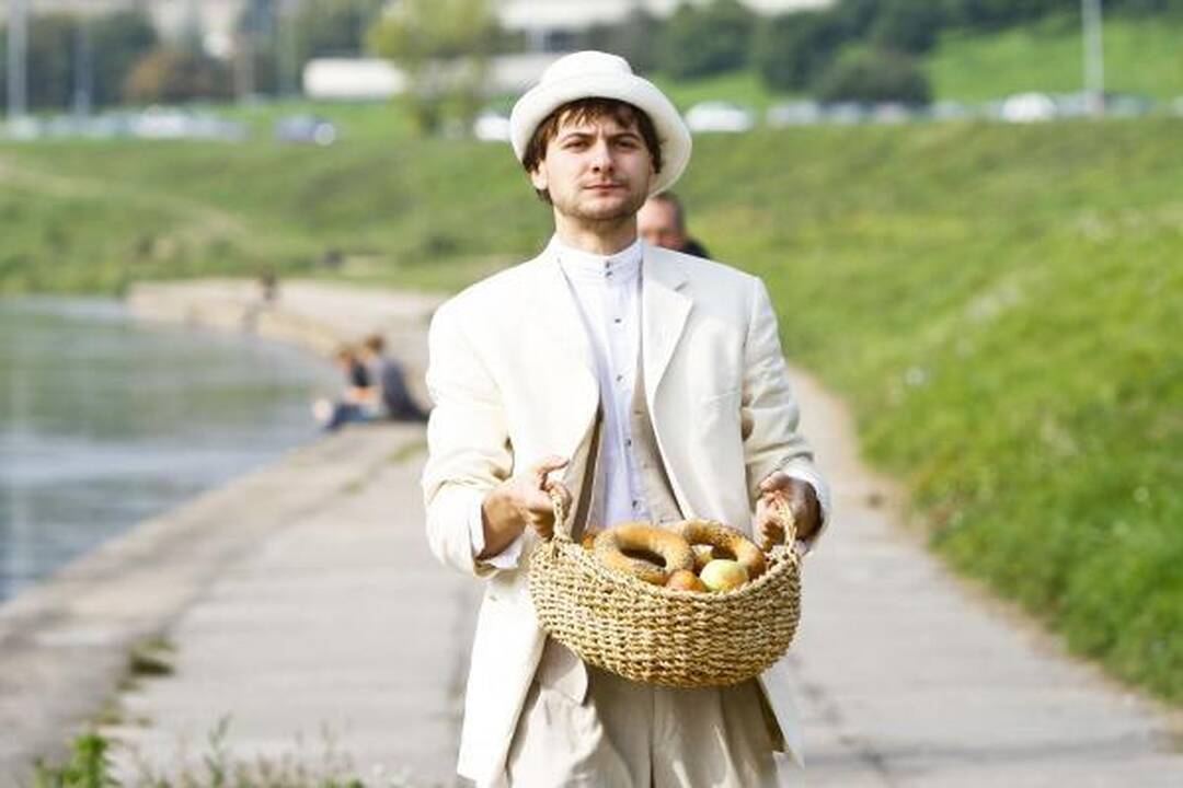 Naująjį sezoną Keistuolių teatras pristatė vasarodamas prie Neries upės