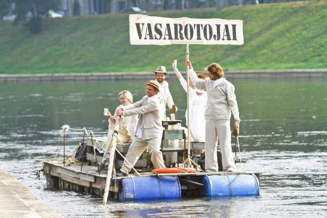 Naująjį sezoną Keistuolių teatras pristatė vasarodamas prie Neries upės