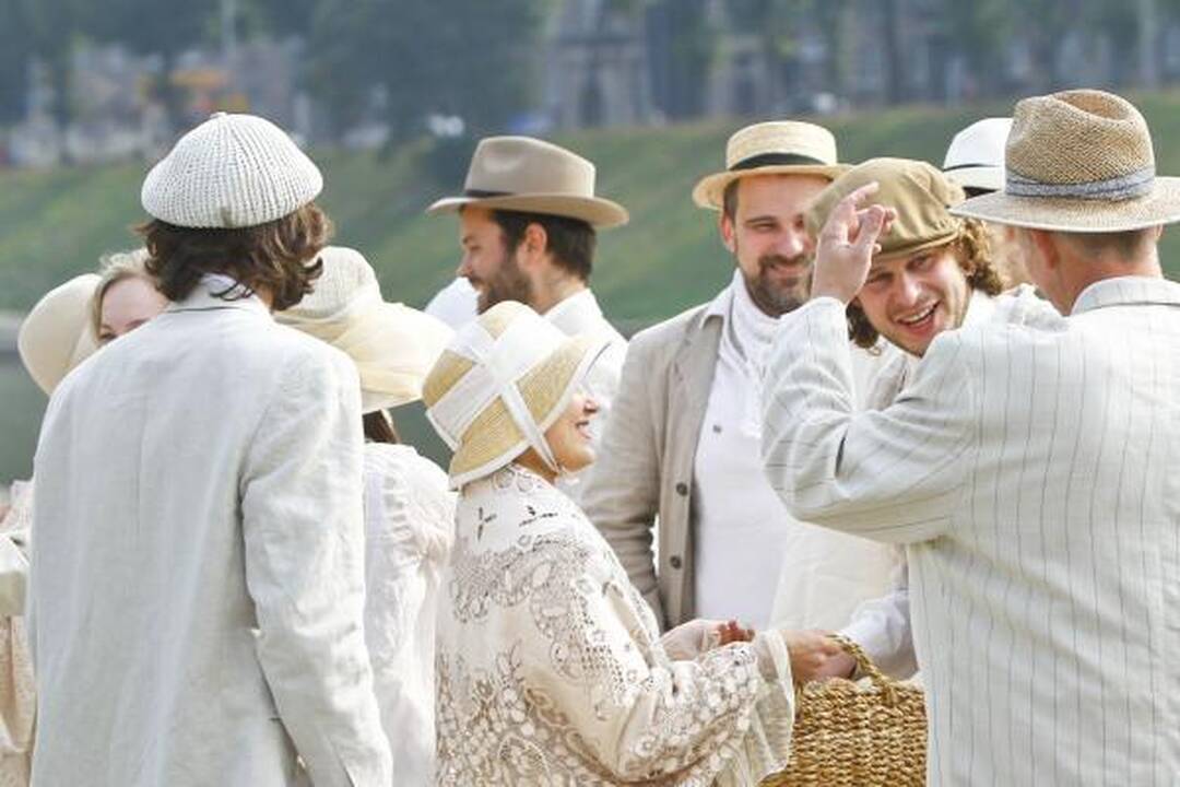 Naująjį sezoną Keistuolių teatras pristatė vasarodamas prie Neries upės