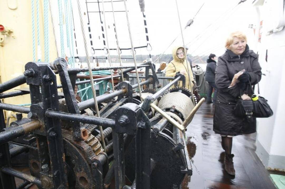 Burlaivis „Kruzenštern“ traukė smalsius lankytojus
