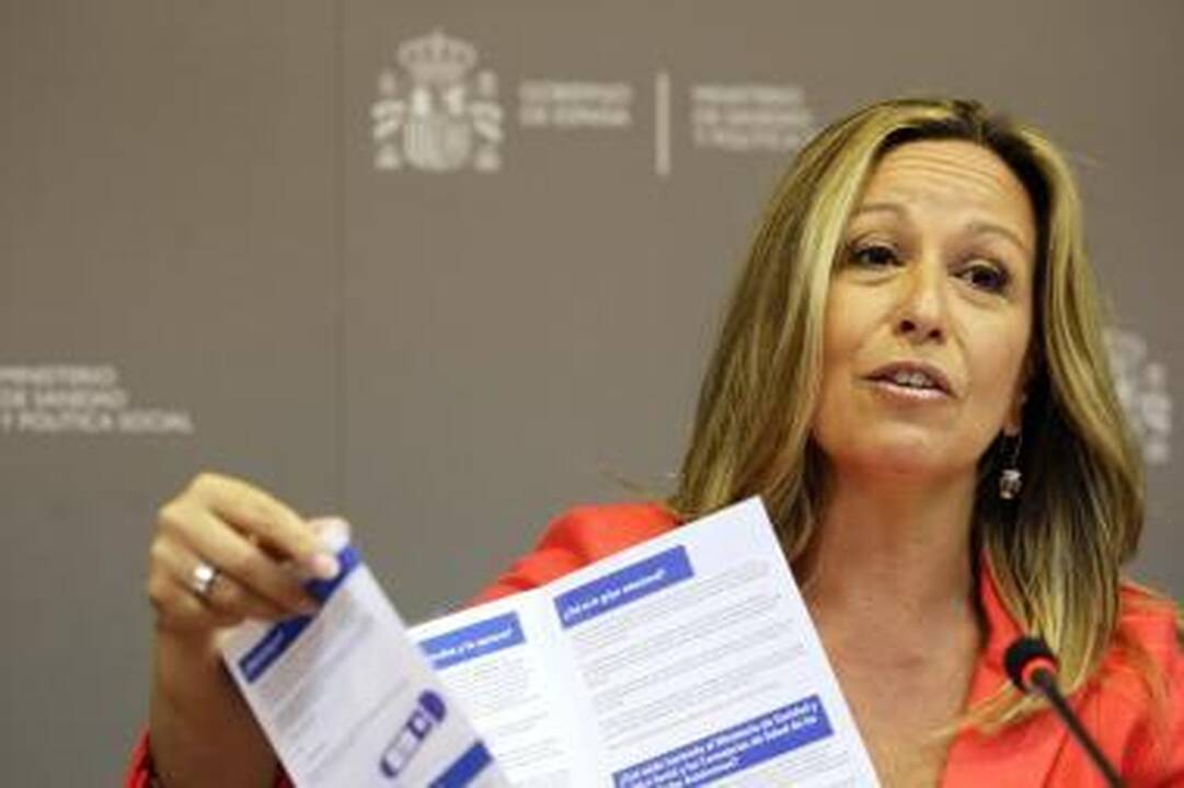 Ministrė patarė saugantis gripo vengti bučinių, tačiau pati bučiavo 