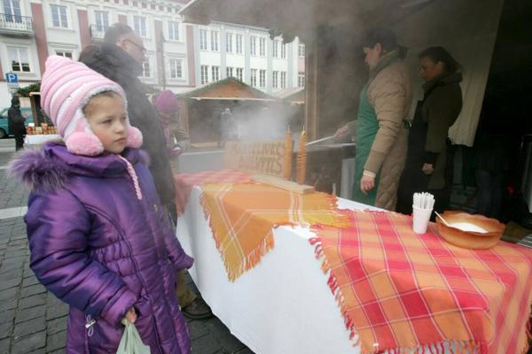 Kalėdų miestelis Rotušėje atidarytas įspūdingu akrobatiniu šou