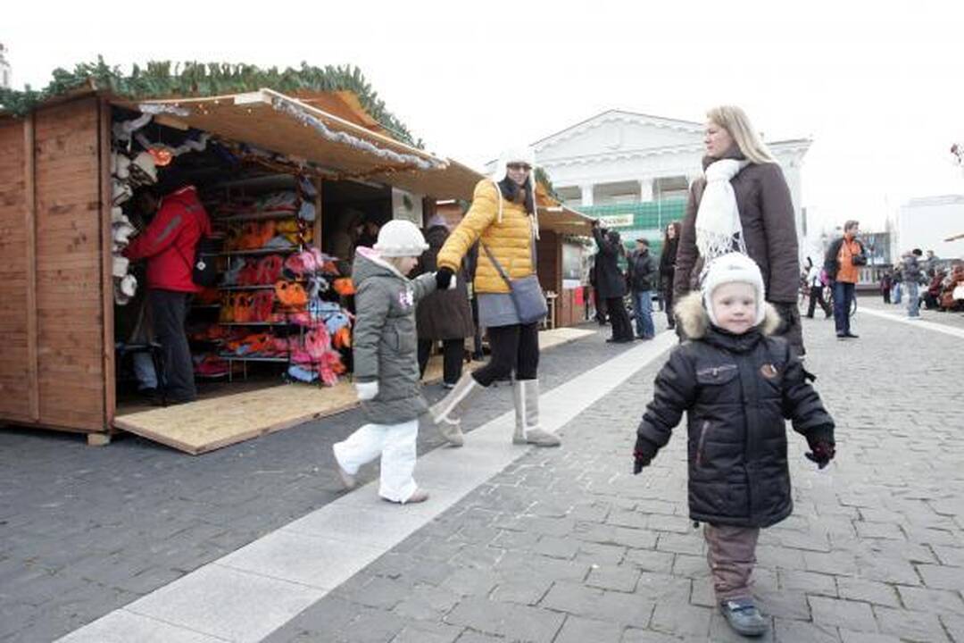 Kalėdų miestelis Rotušėje atidarytas įspūdingu akrobatiniu šou