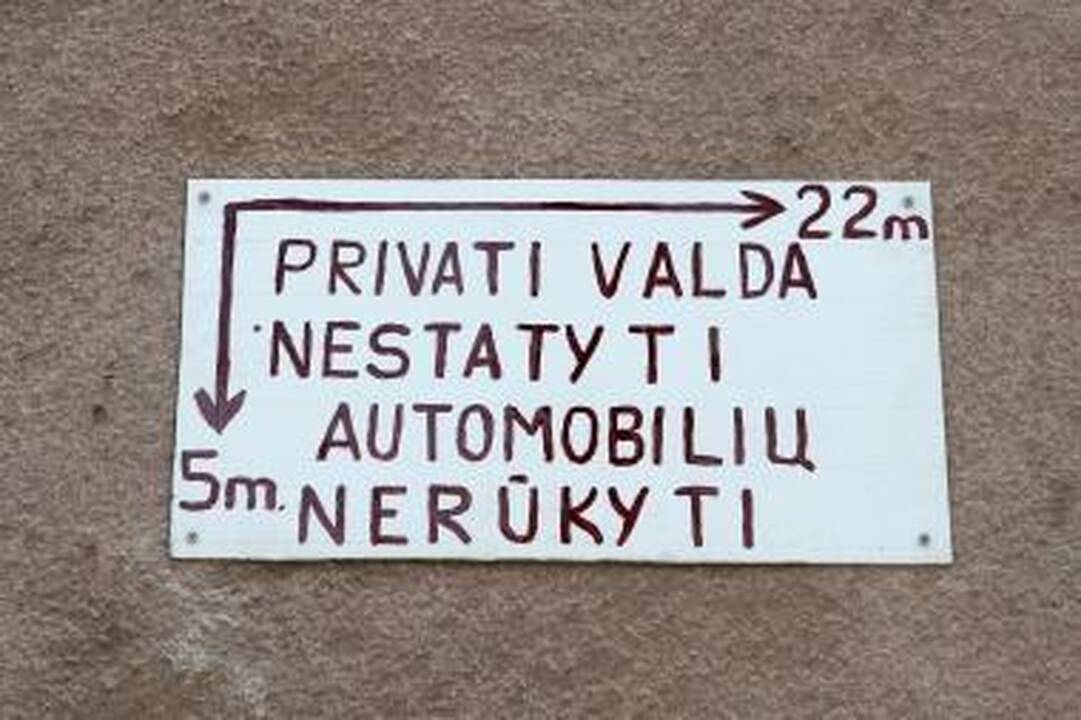 Priemonė: Puodžių gatvėje esančio namo gyventojai, neapsikentę mokinių keliamos netvarkos, pakabino įspėjamąjį ženklą.