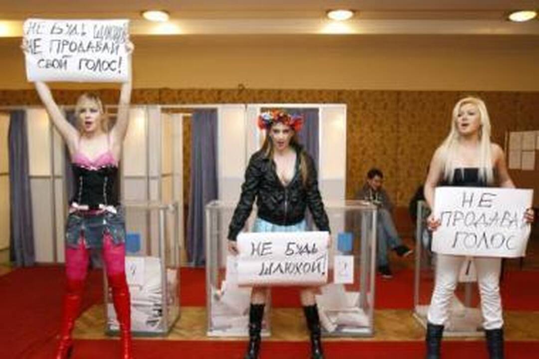 Akcija: moterų organizacija "Femen" ragino rinkėjus neparduoti savo balso.