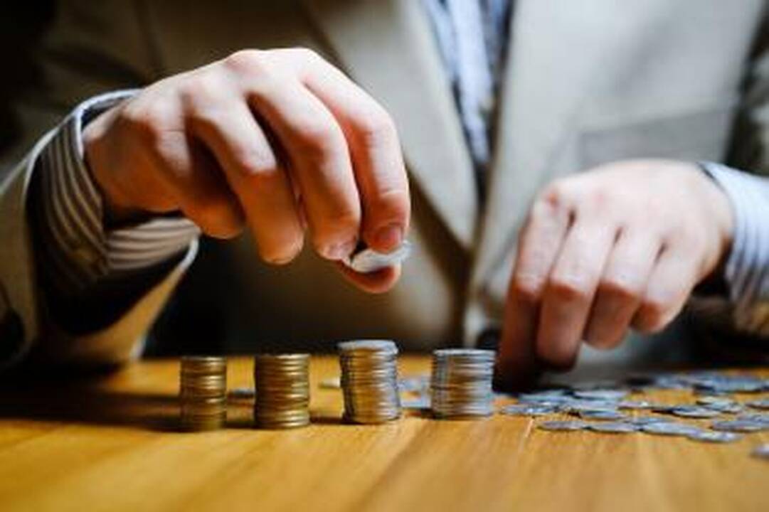 Srautai: ikiteisminiai tyrimai byloja, kad iš vienų į kitas fiktyviai veikiančias įmones pervedinėjami pinigai galų gale būna išgryninami ir "pradingsta".