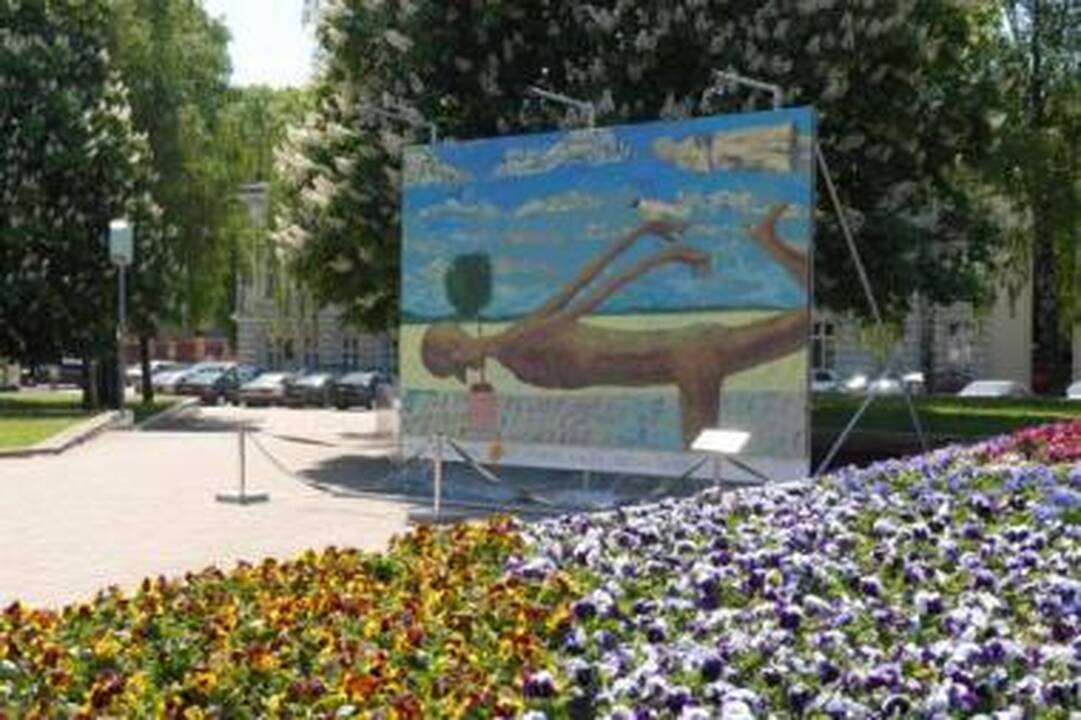 Lauke: tarptautinis tapybos projektas "BITĖS meno erdvės" dar 2007-aisiais išbandė naujas ekspozicines erdves – Klaipėdos miesto aikštes.