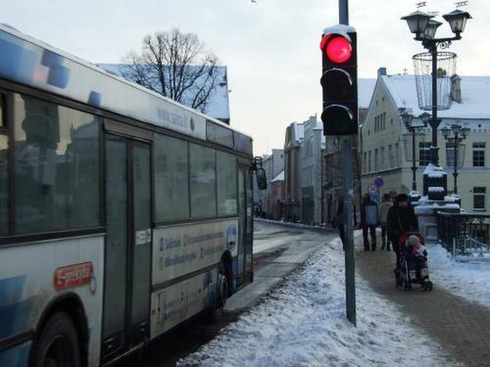 Šviesoforas „uždraudė“ važiuoti per tiltą