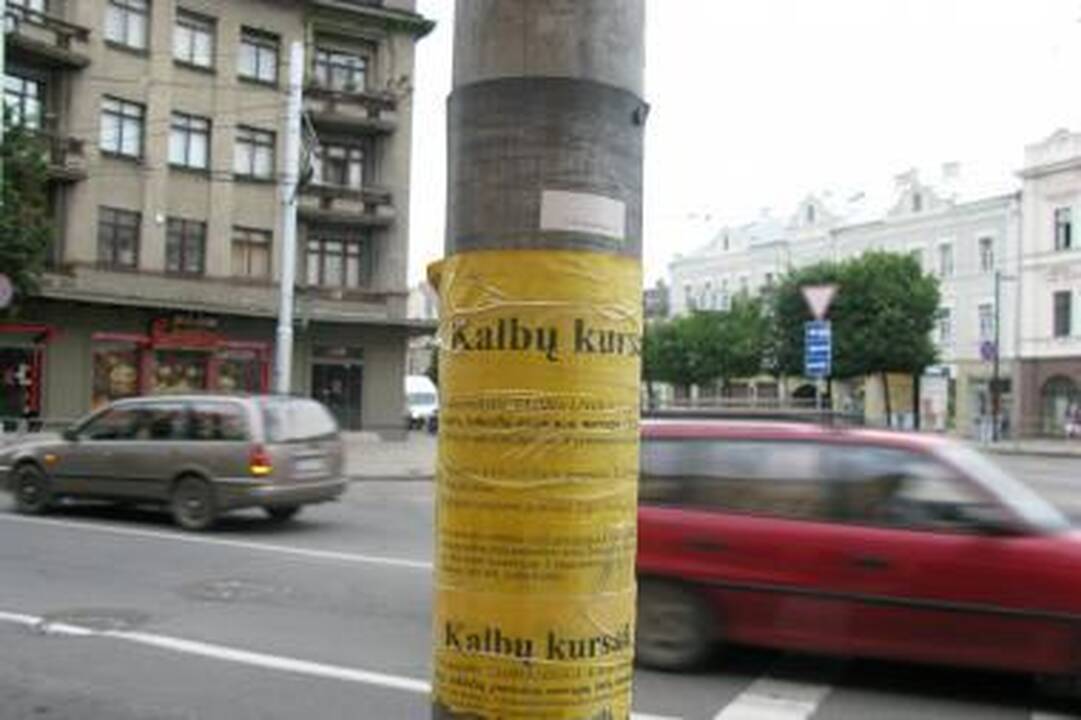 Pažeidimas: mero patarėjo D.Luko žmonos bendrovės nelegalūs reklaminiai skelbimai kabo iki šiol.