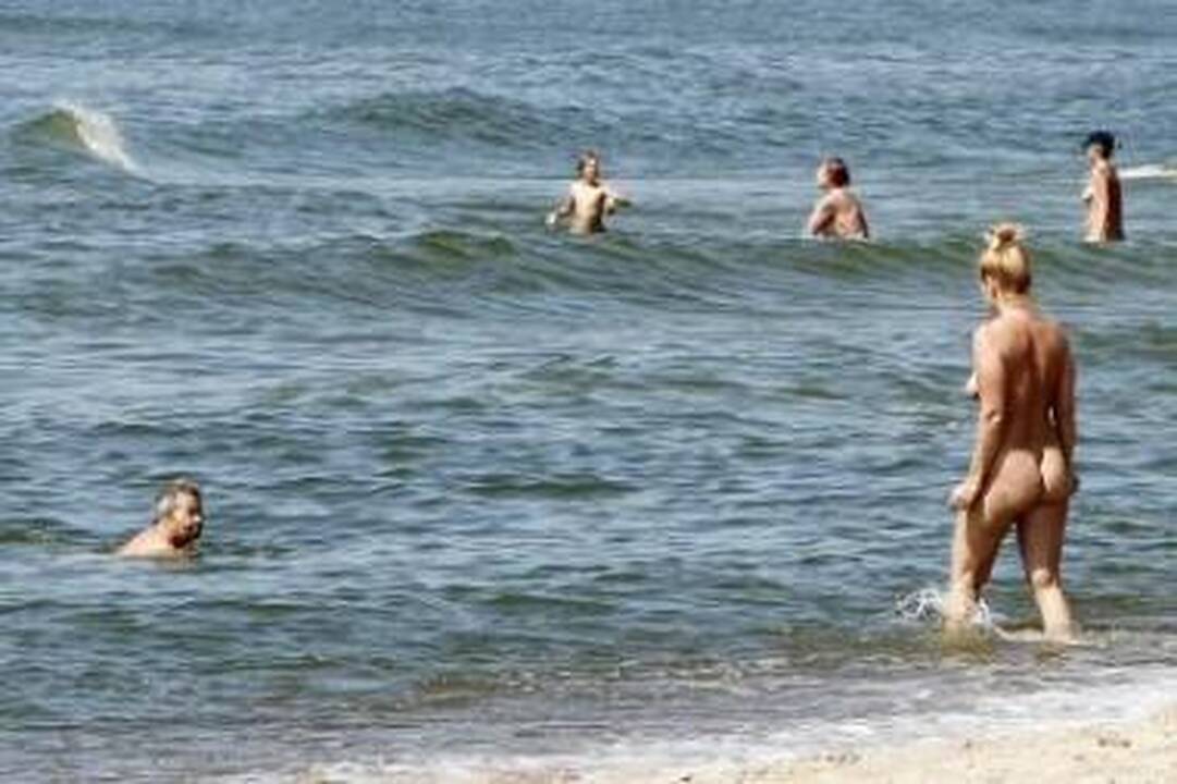 Tradicijos: dažniausiai į nuogas dailiosios lyties atstoves norintys paspoksoti vyrai stengiasi patekti kuo arčiau moterų pliažų.