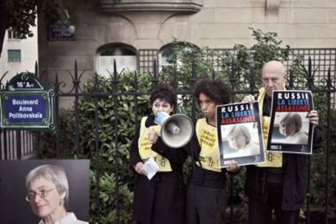 Atminimas: žmonės visame pasaulyje nepamiršta A.Politkovskajos.