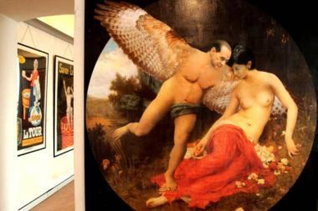 S.Berlusconi viloje - moterys su maudymosi kostiumėliais