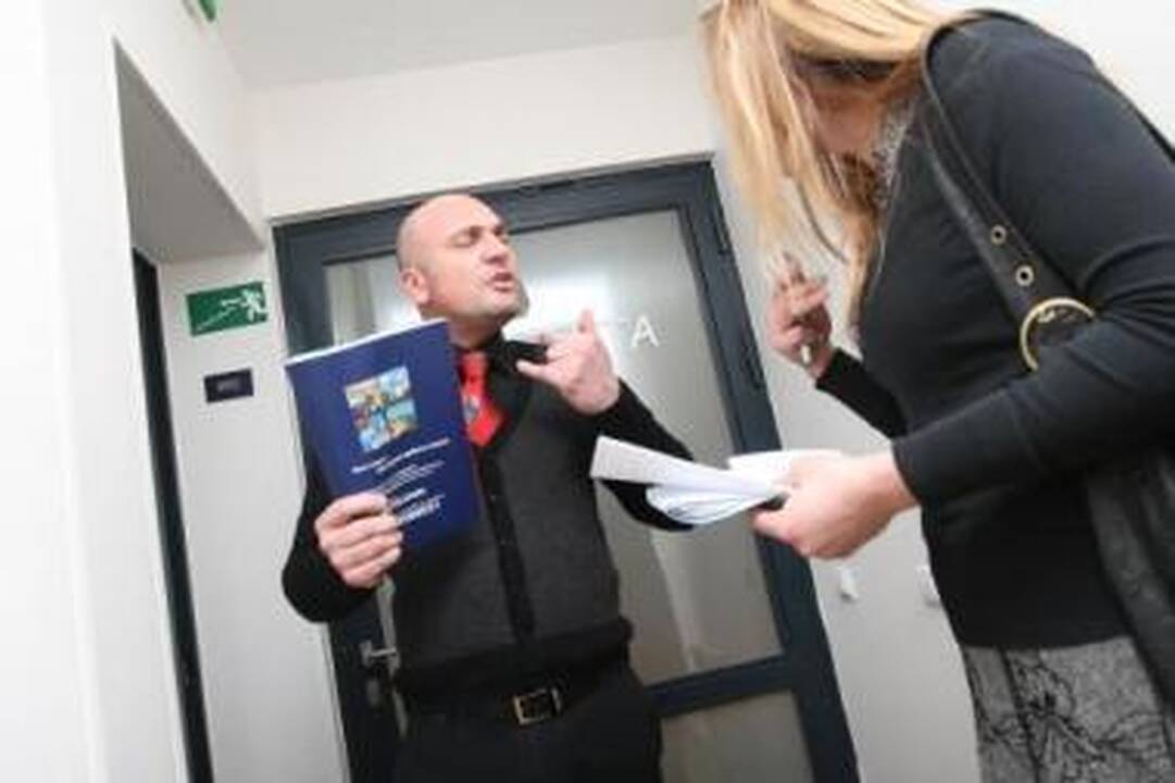 Kumščiai: agentūros atstovas, išvydęs žurnalistus, puolė prie dienraščio fotografo ir pagrasino sudaužyti aparatą.