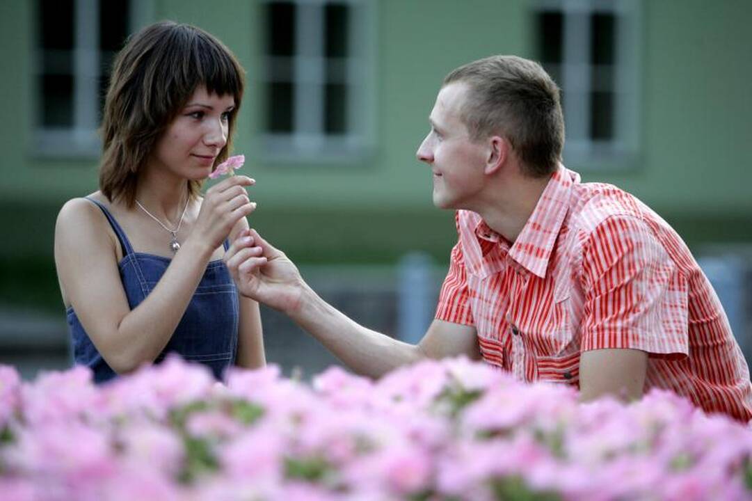 Apie ką negalima kalbėti per pirmą pasimatymą? 