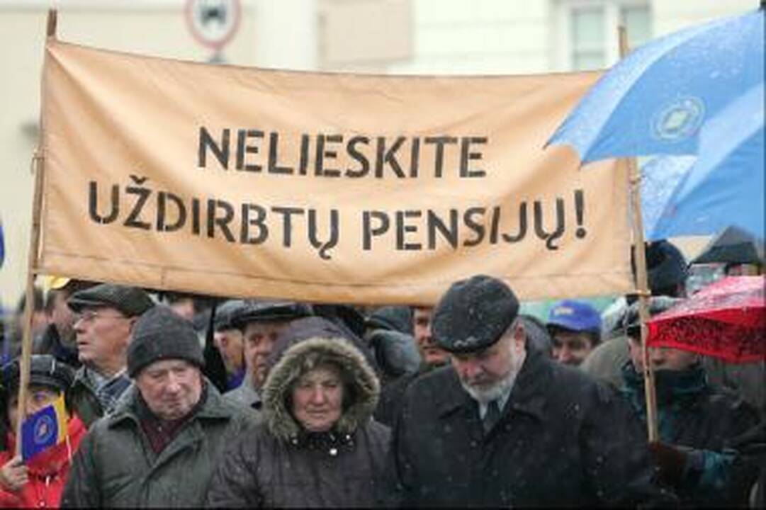 Žinutė apie esą mažinamas pensijas ant kojų sukėlė senolius