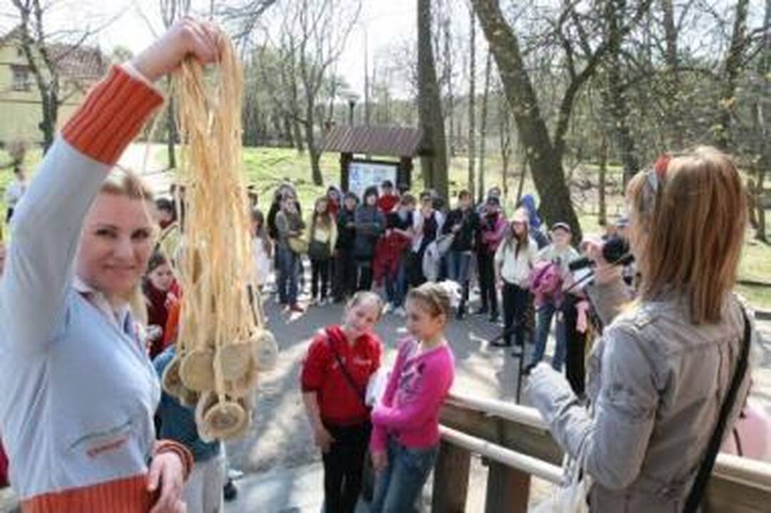 Apdovanojimai: visi šeštadienį Smiltynę švarinę vaikai gavo atminimo dovanų.