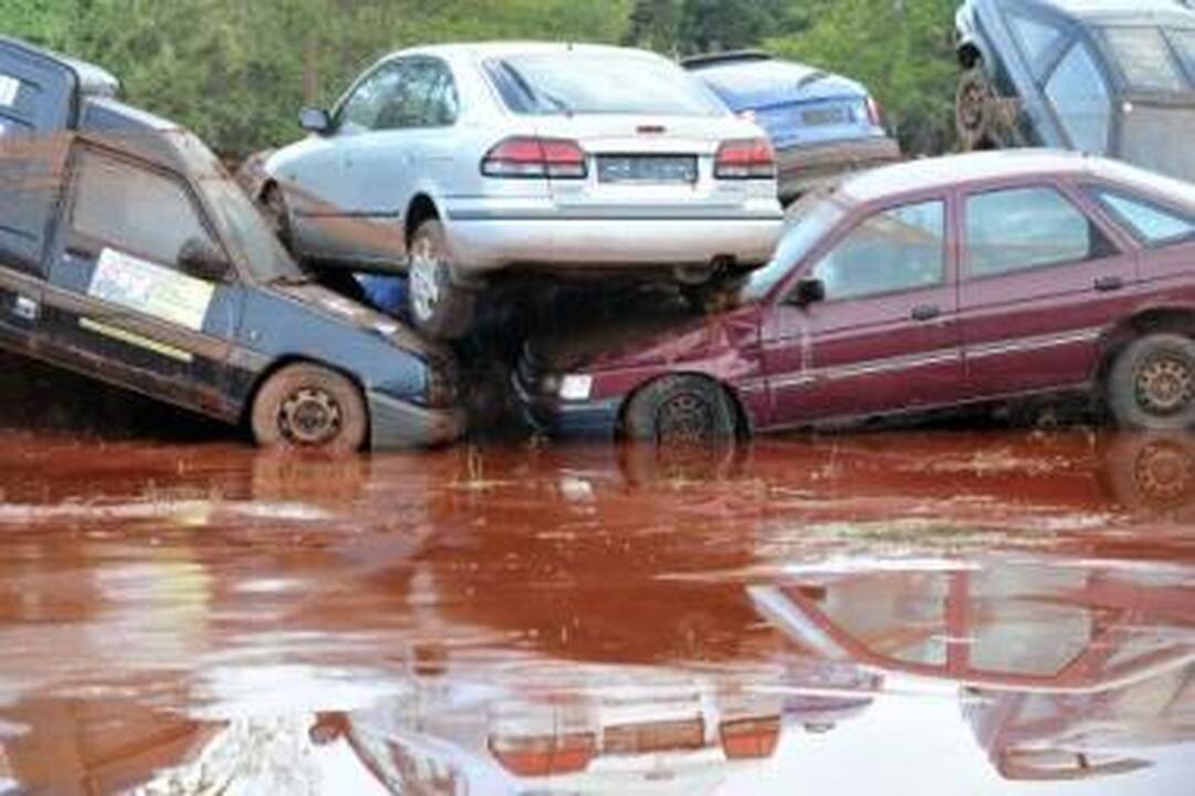 Nuostoliai: vandens ir sunkiųjų metalų turinčių pramoninių atliekų banga buvo tokia stipri, kad griovė tiltus ir namus, šlavė automobilius iš šalikelių.